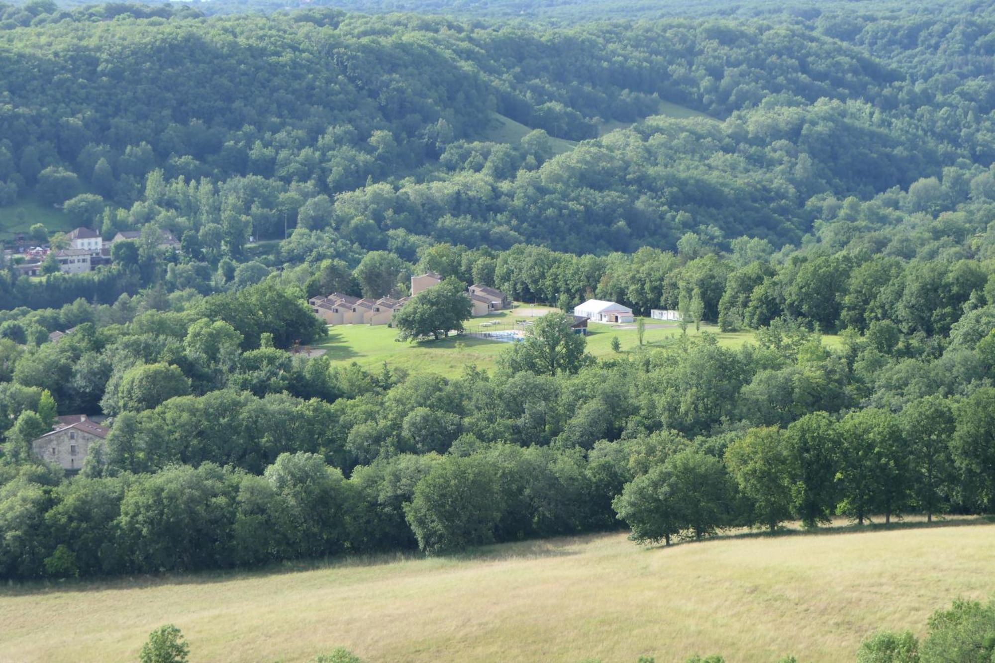 Village Bord De Ciel Caylus Bagian luar foto