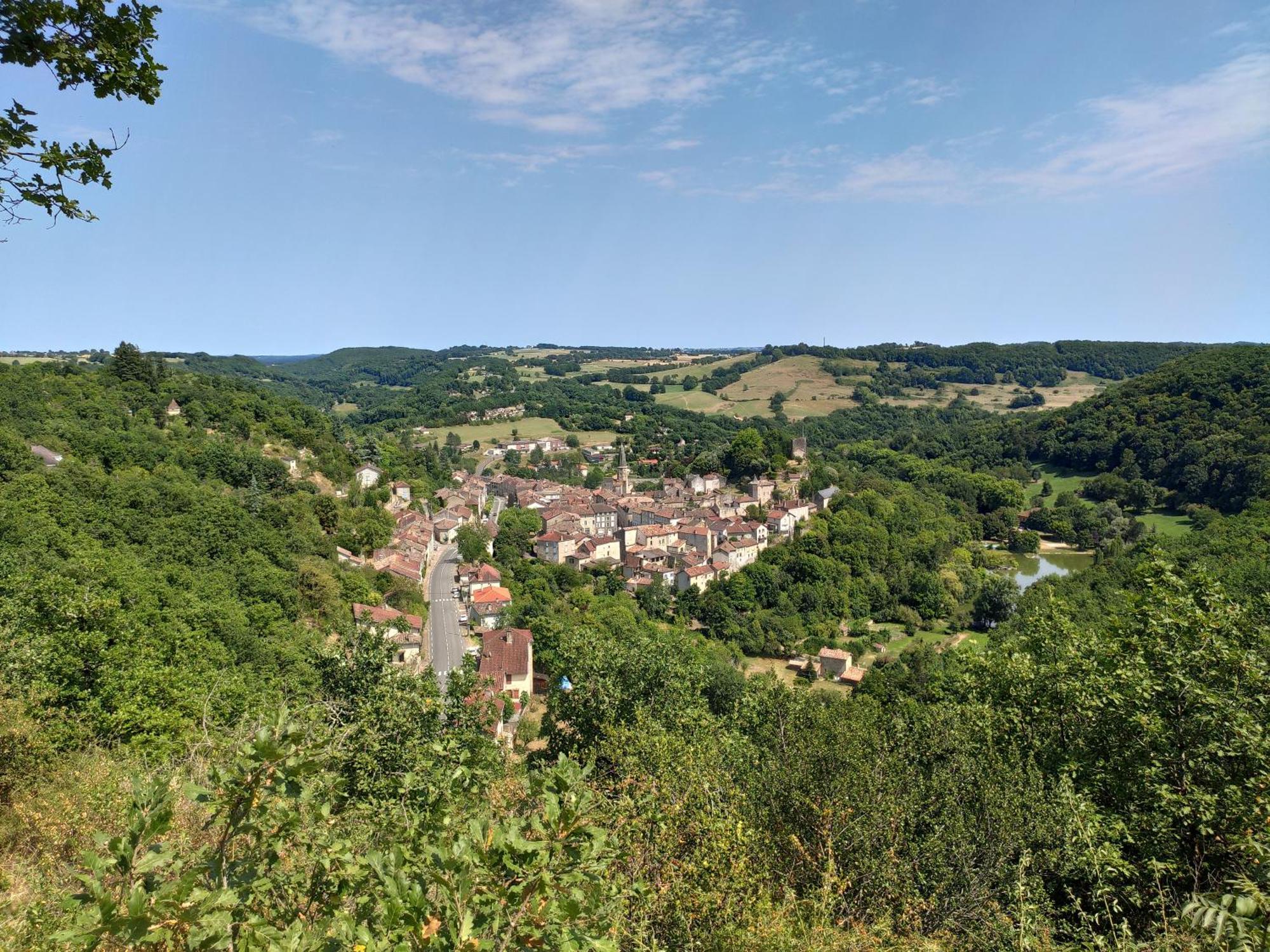 Village Bord De Ciel Caylus Bagian luar foto